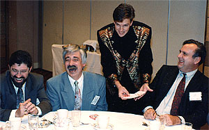 magicien Jean Boucher en micromagie a une table